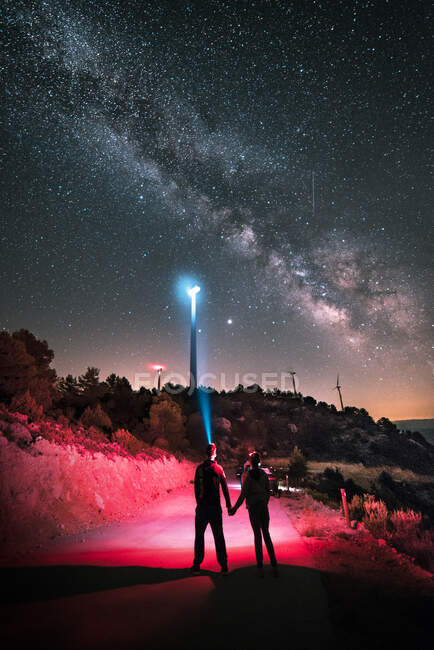 Una pareja amorosa observa la Vía Láctea - foto de stock