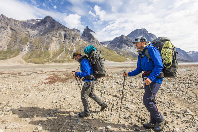 Vista laterale di backpackers escursioni in una valle di montagna. — Foto stock