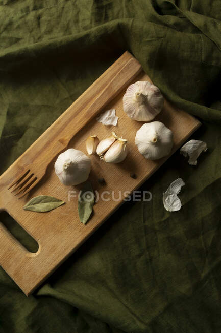 Frischer Knoblauch auf Holztisch auf Naturhintergrund — Stockfoto