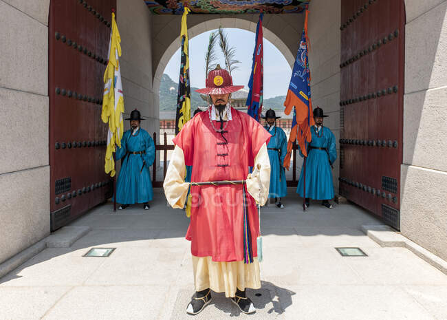 Cambio de guardia en el Palacio Gyeongbok de Seúl - foto de stock