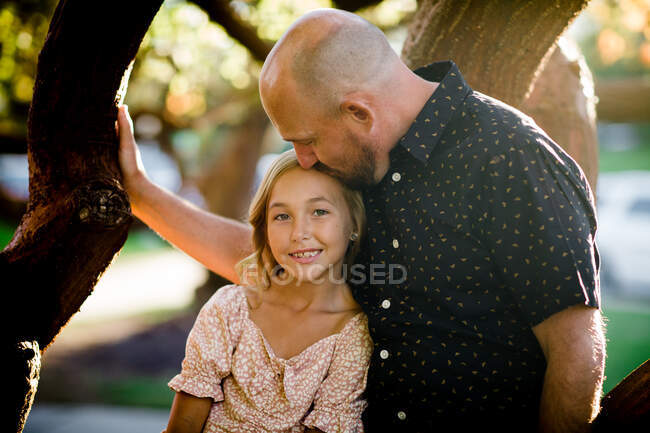 Padre con hija divirtiéndose en el parque - foto de stock