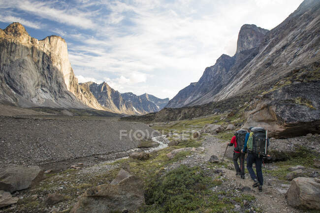 Wanderer im Akshayak-Pass, Reiseort im Hintergrund — Stockfoto