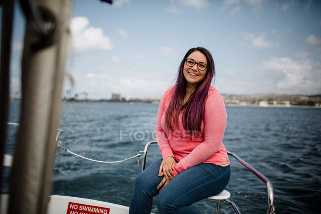 Fin des années 30 femme hispanique assis sur le bateau dans la baie de San Diego — Photo de stock