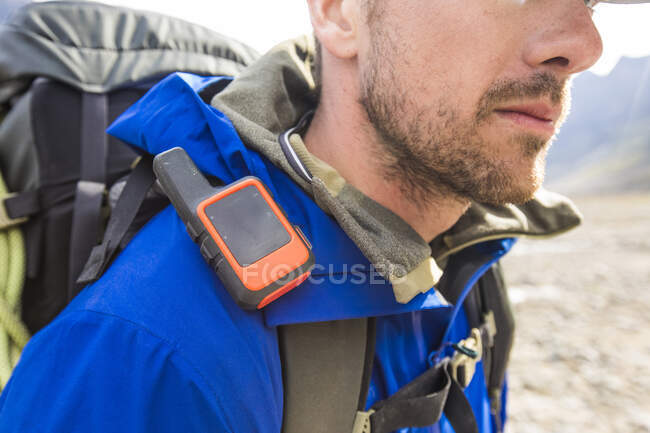 Vista detallada del mochilero con GPS y chaqueta azul. - foto de stock