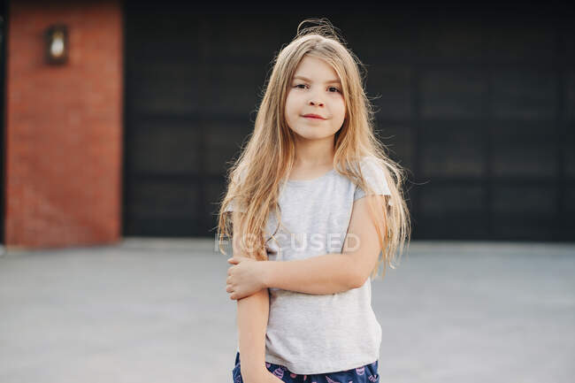 Милая маленькая девочка позирует на улице — стоковое фото