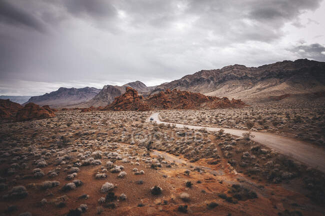 Auto fährt in der Nähe des Berges auf Naturhintergrund — Stockfoto
