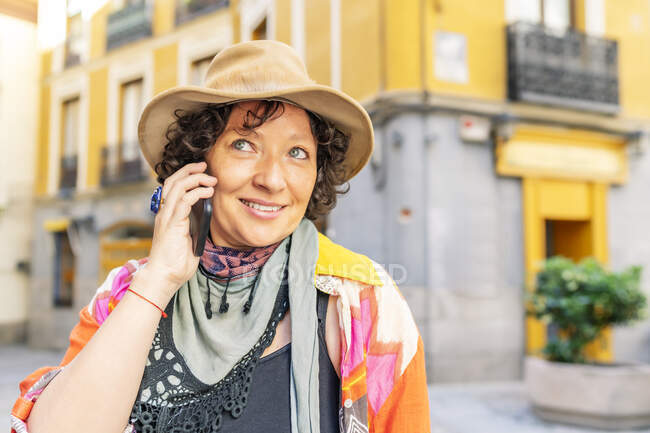 Mujer moderna de mediana edad utilizando su teléfono inteligente - foto de stock