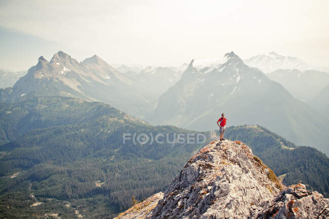 Стежка бігуна стоїть на повітряній вершині скелястого гірського хребта . — стокове фото