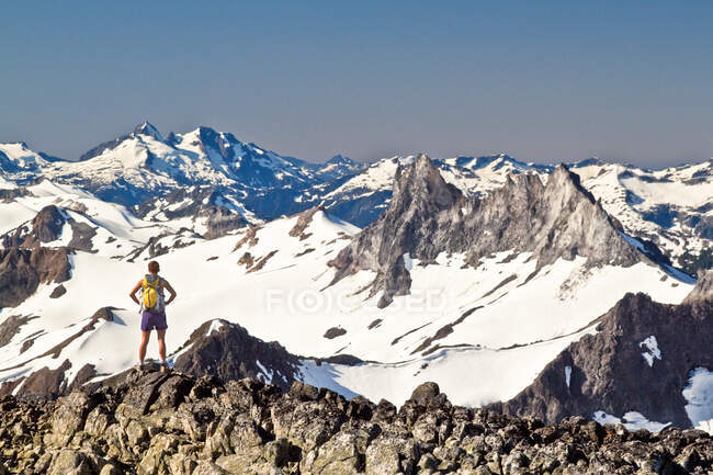 Fit attractive strong and active female backpacker on mountain summit — Stock Photo