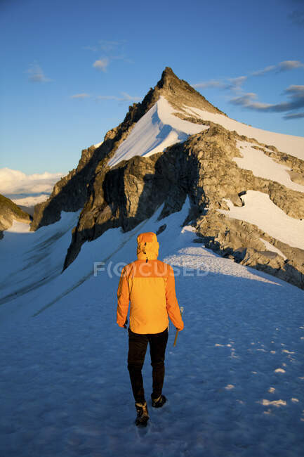 Задний вид альпиниста, приближающегося к сложной вершине горы — стоковое фото