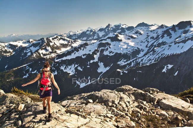 Подходит привлекательная молодая женщина походы на гору недалеко от Уистлер B.C.. — стоковое фото
