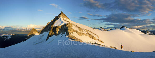 Vista panorâmica do alpinista que se aproxima do cume da montanha — Fotografia de Stock