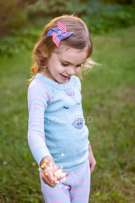 Petite fille avec un chapeau arc-en-ciel — Photo de stock