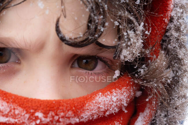 Retrato de uma menina com um capuz — Fotografia de Stock