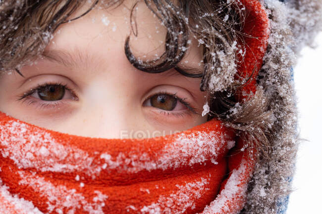 Retrato de una linda niña en un parque de invierno - foto de stock