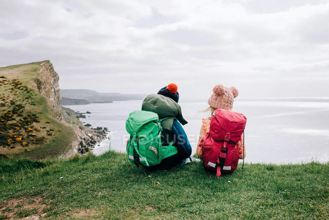 Freunde sitzen auf dem Gipfel der wunderschönen Juraküste in Dorset — Stockfoto