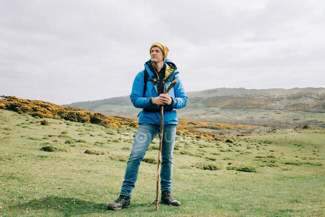Mann stand auf und blickte auf die schöne Juraküste in England — Stockfoto