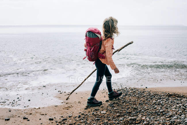 Fille marchant sur la côte jurassique avec un bâton par une belle journée au Royaume-Uni — Photo de stock