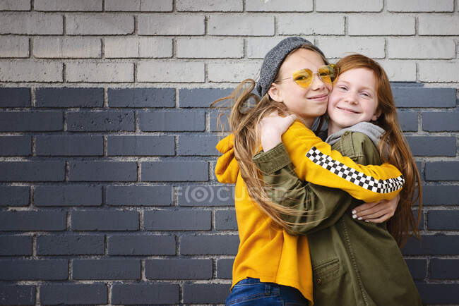 Две девочки-подростки, лучшие друзья обнимаются. — стоковое фото