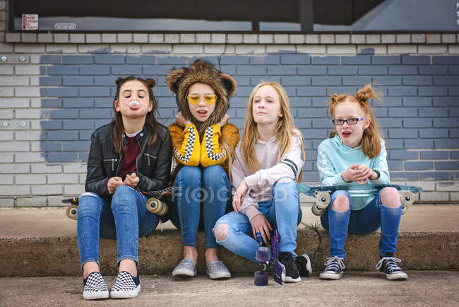 Group of Tween Girls hanging out in the city having fun. — Stock Photo