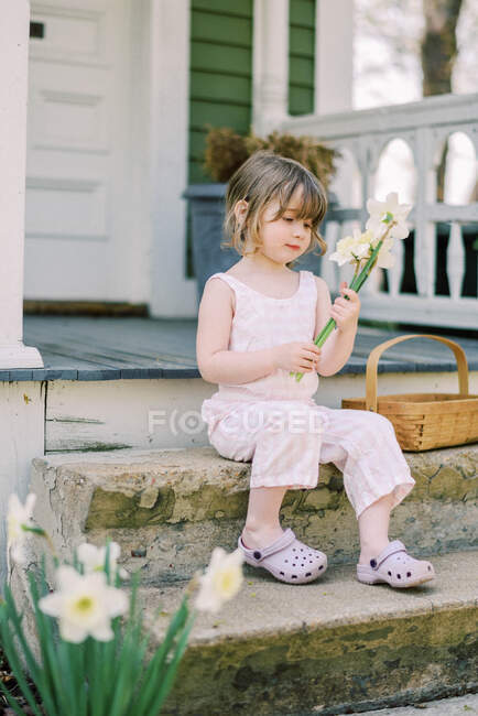 Little girl with a bouquet of flowers — Stock Photo