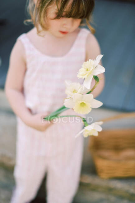 Дівчинка з букетом квітів. — стокове фото