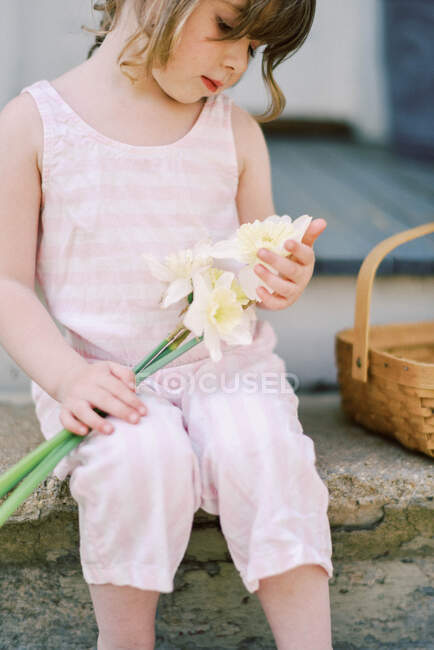 Petite fille avec un bouquet de fleurs — Photo de stock
