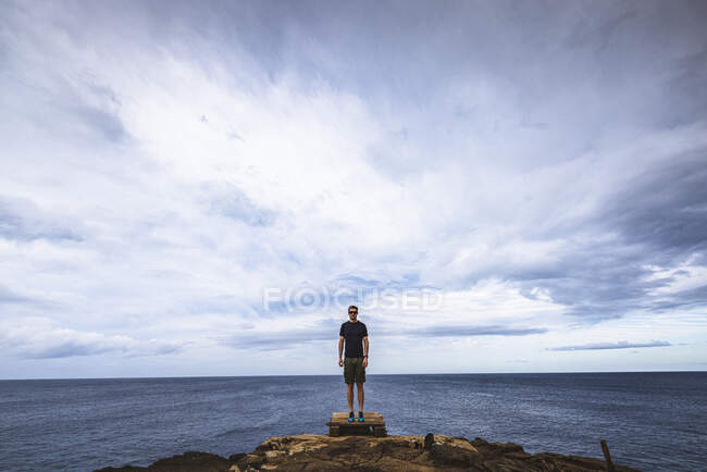 Man stands on diving board at southern most point in USA, Hawaii — Fotografia de Stock