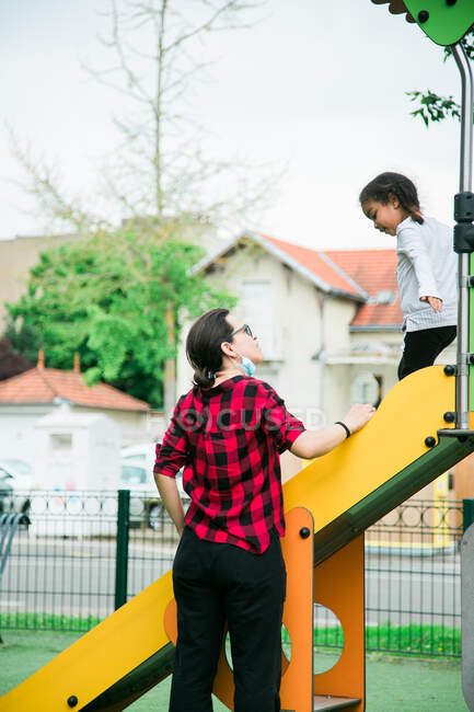 Испанская девочка играет со своей матерью в парке — стоковое фото