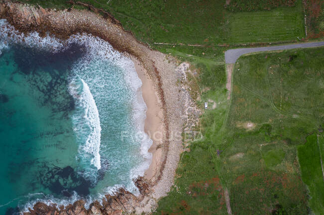 Вид з повітря на пляж з зеленою травою і блакитним небом — стокове фото