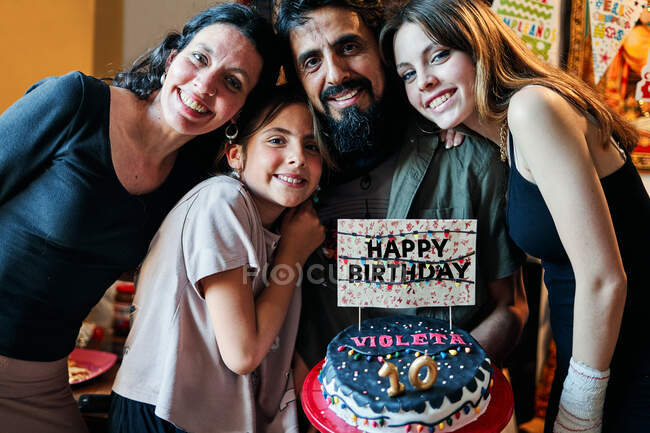 Retrato de una familia latina celebrando el décimo cumpleaños de una niña - foto de stock