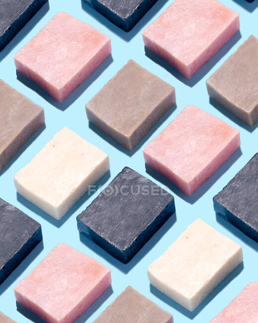 Conjunto de diferentes bloques de jabón de colores, primer plano - foto de stock
