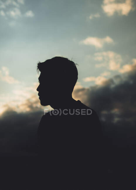 Silhouette des Menschen zwischen Wolken — Stockfoto