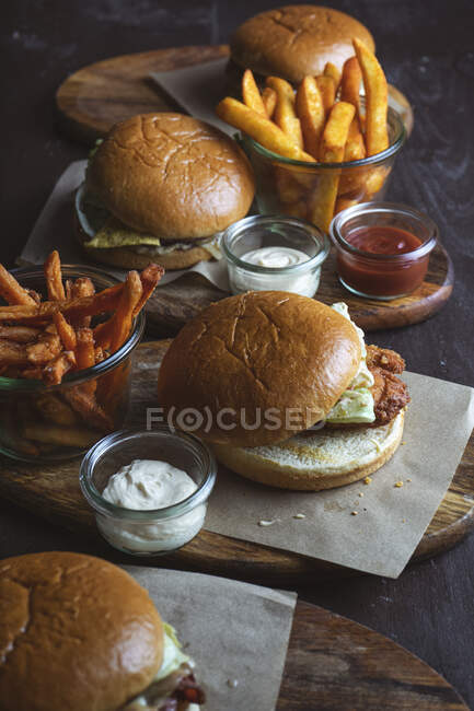 Vista de la hamburguesa con papas fritas en la mesa del restaurante - foto de stock