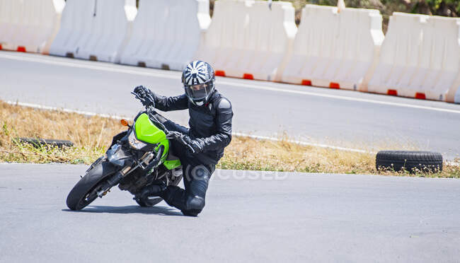 Mulher praticando em sua moto na pista de corrida em Bangkok — Fotografia de Stock