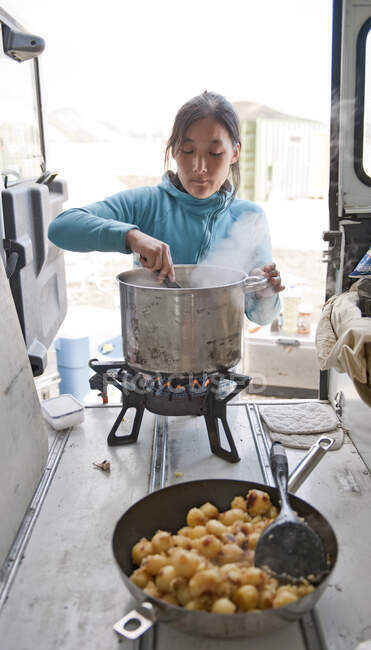 Donna che cucina per un gruppo di escursionisti in Islanda — Foto stock