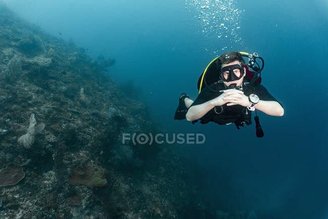 Taucher schwimmt und erkundet den Ozean bei Raja Ampat — Stockfoto