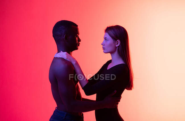 Intimes Paar umarmt sich im Studio — Stockfoto
