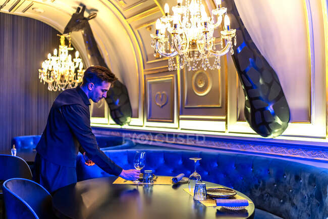 Waiter preparing the table for his customers — Stock Photo