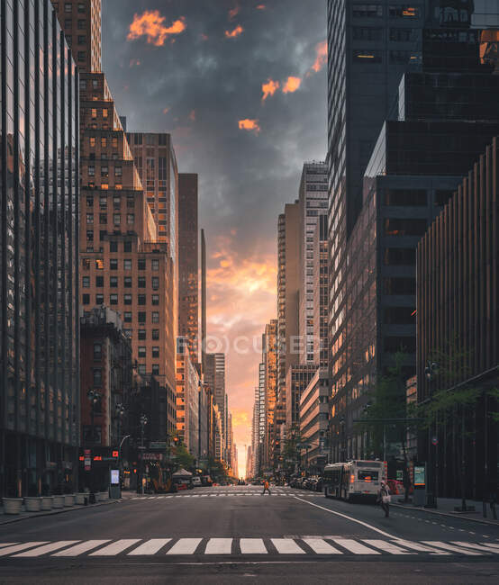 Міський краєвид з хмарочосами в сутінках — стокове фото