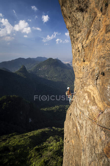 Bella vista al climber femminile sulla ripida montagna della foresta pluviale rocciosa, Parco Tijuca, Rio de Janeiro, Brasile — Foto stock