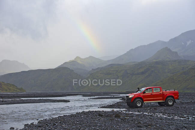 Hermoso paisaje con un coche sobre fondo de la naturaleza - foto de stock