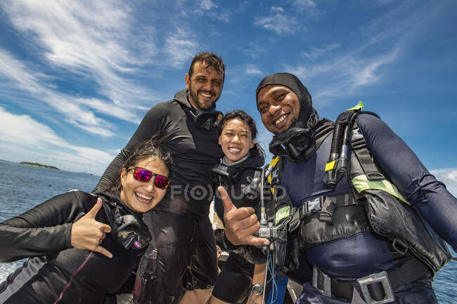 Quatre amis après une plongée réussie à Raja Ampat / Indonésie — Photo de stock