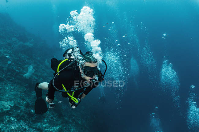 Mergulhador explorando o oceano em Raja Ampat — Fotografia de Stock