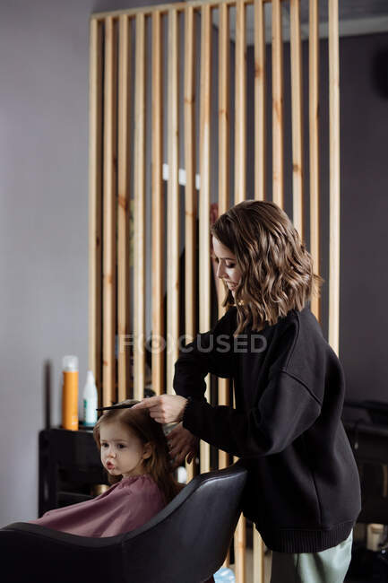 Маленькая девочка в парикмахерской — стоковое фото