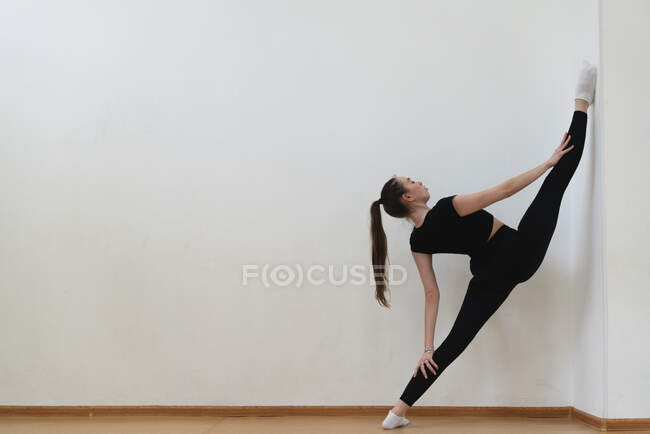 Femme pratiquant la ficelle dans la salle de gym — Photo de stock