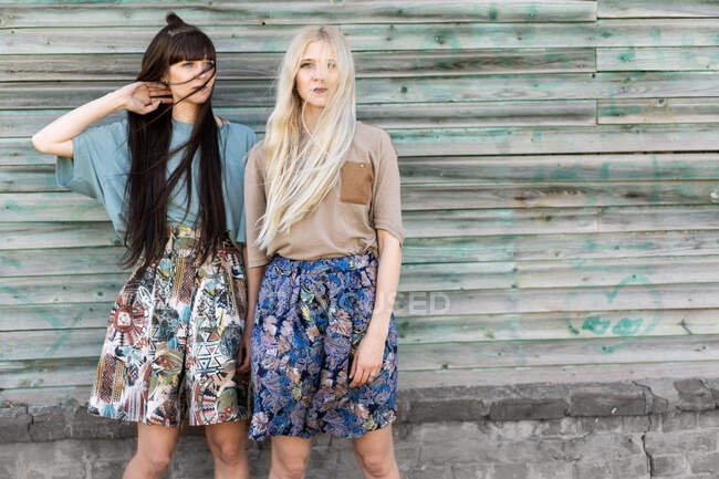 Moda meninas gêmeos posando na rua — Fotografia de Stock