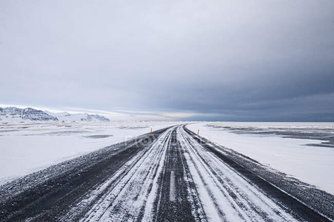 Winterlandschaft mit schneebedeckter Straße, Island — Stockfoto