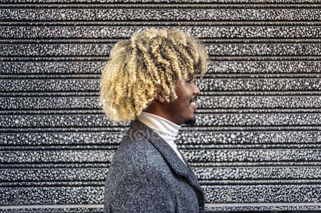Крупный план африканского человека на черно-белом фоне — стоковое фото