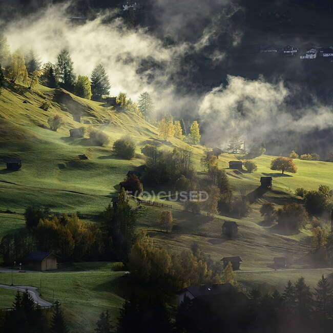 Bela paisagem com montanhas no fundo da natureza — Fotografia de Stock